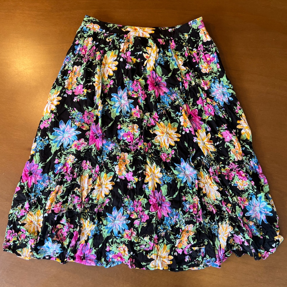 ☎️ Lush floral print flowy slit skirt midi knee length flowers floral festival
